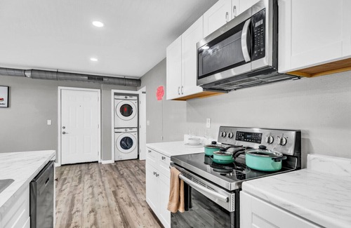 West Arlington Apartamento | Welcoming 2BR Apartment Near Campus and Shops
