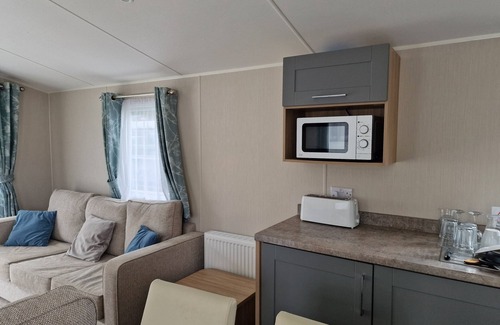Par Chalet De Esquí | Welcoming 3 Bedroom Caravan 2 Min Walk to Beach
