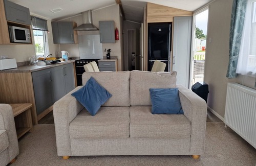 Par Chalet De Esquí | Welcoming 3 Bedroom Caravan 2 Min Walk to Beach