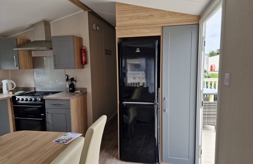 Par Chalet De Esquí | Welcoming 3 Bedroom Caravan 2 Min Walk to Beach
