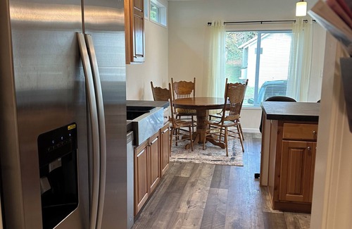 Bunker Hill Casa | Welcoming 3-bedroom house with WiFi in Coos Bay