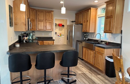 Bunker Hill Casa | Welcoming 3-bedroom house with WiFi in Coos Bay