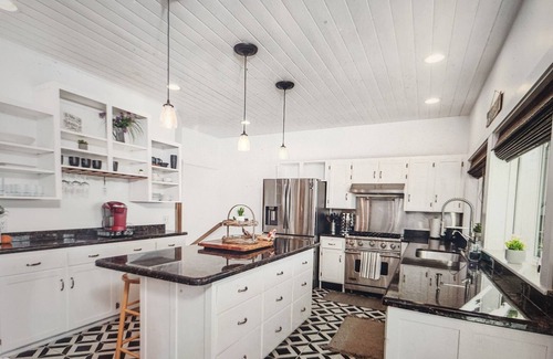 Houston Casa | Welcoming 5-bedroom lakefront house with WiFi in charming Big Lake