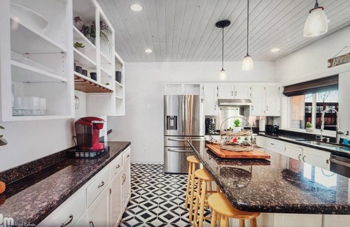 Houston Casa | Welcoming 5-bedroom lakefront house with WiFi in charming Big Lake