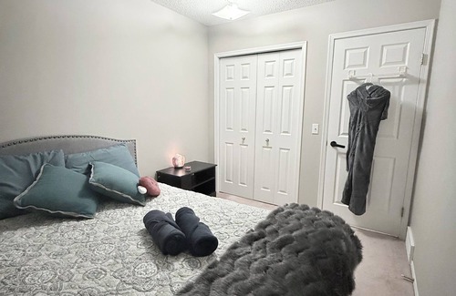 Signal Hill Casa | Welcoming atmosphere| 1 Master bedroom &2 Private Rooms | Shared Spaces