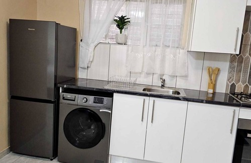 Greater Johannesburg Metropolitan Area Cabaña | Welcoming cottage with WiFi just close to Mall of Africa