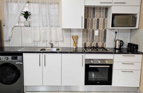 Greater Johannesburg Metropolitan Area Cabaña | Welcoming cottage with WiFi just close to Mall of Africa