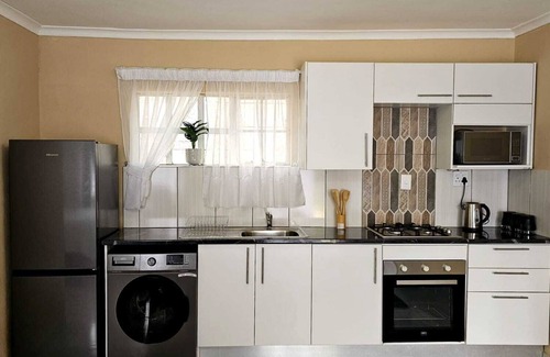 Greater Johannesburg Metropolitan Area Cabaña | Welcoming cottage with WiFi just close to Mall of Africa