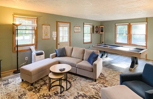Mauston Cabina | Welcoming dog-friendly cabin with firepit, screened-in porch, game room, & yard