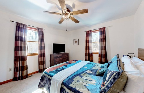 Jim Thorpe Casa | Welcoming home near the lake with pool, firepit, ice cream maker, toys, & W/D