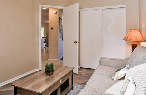 South Gate Ridge Casa | Welcoming home with enclosed yard, gas grill, bikes, deck, washer/dryer, and AC