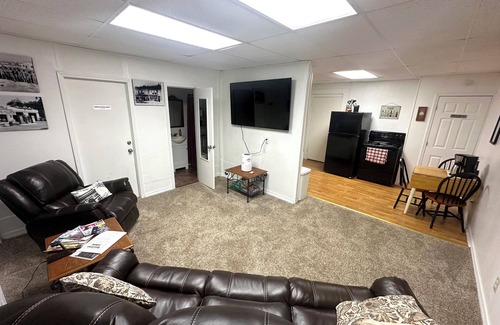 Neosho Apartamento | Welcoming & large, cozy apartment, front door parking, 1 minute walk to downtown