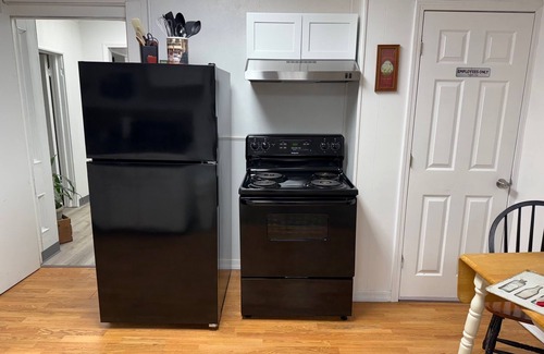 Neosho Apartamento | Welcoming & large, cozy apartment, front door parking, 1 minute walk to downtown