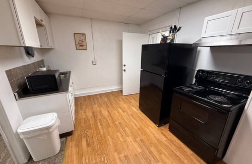 Neosho Apartamento | Welcoming & large, cozy apartment, front door parking, 1 minute walk to downtown