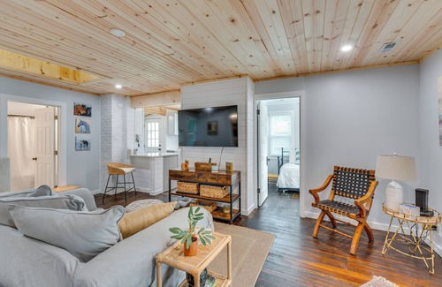 Williams Bay Cabaña | Welcoming Williams Bay Cottage w/ Deck & Fire Pit!