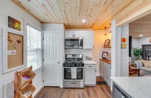 Williams Bay Cabaña | Welcoming Williams Bay Cottage w/ Deck & Fire Pit!