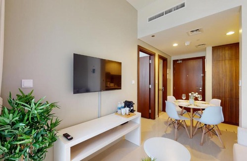 Downtown Dubai Apartamento | WelHome - Cozy 1BR With Private Balcony Steps From the Canal