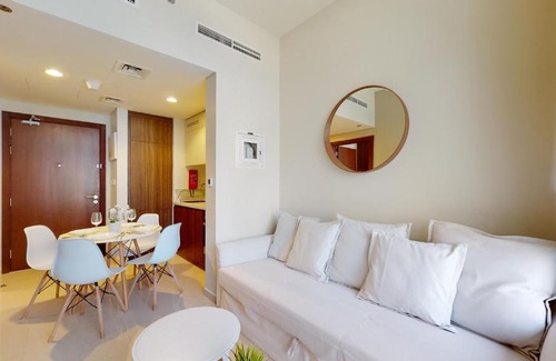 Downtown Dubai Apartamento | WelHome - Cozy 1BR With Private Balcony Steps From the Canal