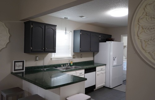 Southaven Casa | Cozy 3 BR Home with Private Guest House in Southaven- Full Amenities Included.