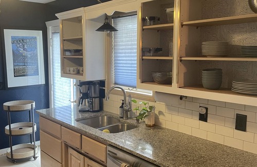 Bella Vista Casa | Well-appointed bungalow on kayak/fishing lake steps from Back 40Trailhead