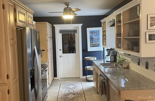 Bella Vista Casa | Well-appointed bungalow on kayak/fishing lake steps from Back 40Trailhead