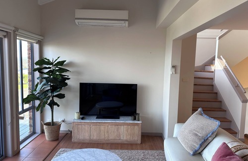 Shoalhaven Casa | Well appointed holiday house with views to Green Island