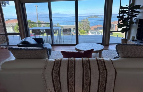 Shoalhaven Casa | Well appointed holiday house with views to Green Island