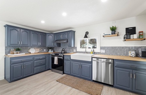 Village of Pewaukee Casa | Well Appointed Home Steps from Pewaukee Lake & Large Patio