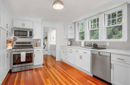 Hyannis Port Casa | Well appointed luxury home in Hyannis Port. Close to Fortes beach. RPMS113