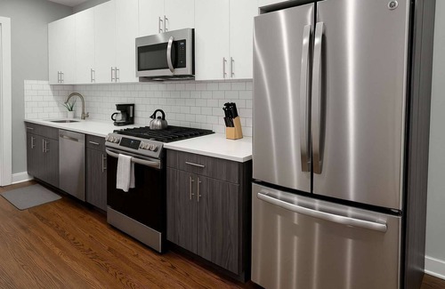 Chicago Apartamento | Well-Appointed &Vibrant 2BR Apt
