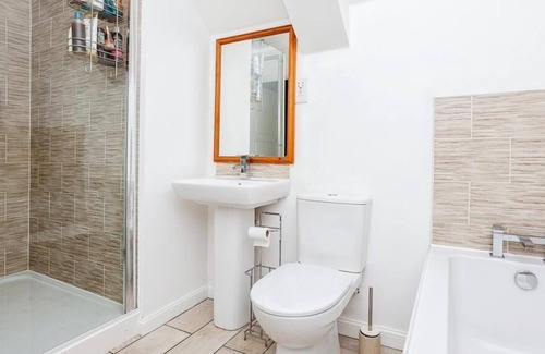 Ifield Apartamento | Well Connected Refurbished Apartment