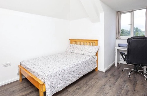 Ifield Apartamento | Well Connected Refurbished Apartment