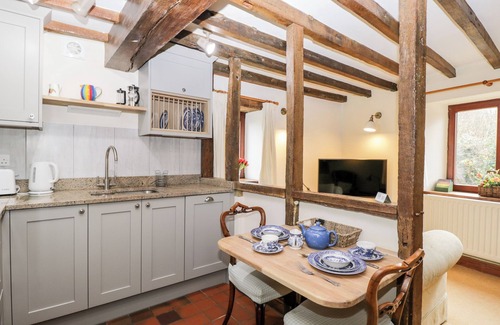Longborough Cabaña | WELL COTTAGE, pet friendly, with a garden in Moreton-In-Marsh