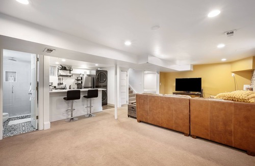 Whittier Casa | Well equipped 1-bedroom basement apartment/private entrance, AC, WiFi Denver