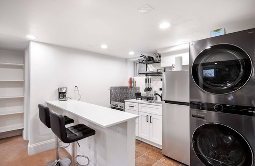 Whittier Casa | Well equipped 1-bedroom basement apartment/private entrance, AC, WiFi Denver