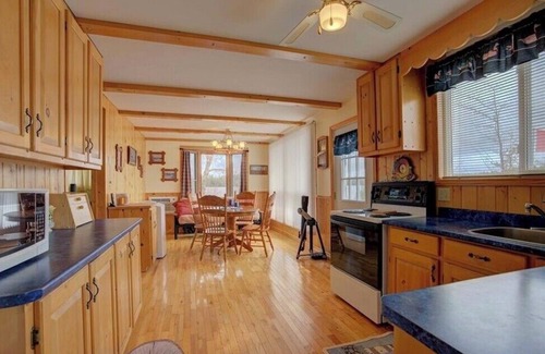 North Frontenac Cabaña | Well equipped bright family cottage . Amazing swimming, fishing and boating.