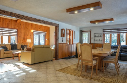 Saint-Calixte Chalet De Esquí | Well equipped Chalet & newly renovated in 2022 with lots of rooms!