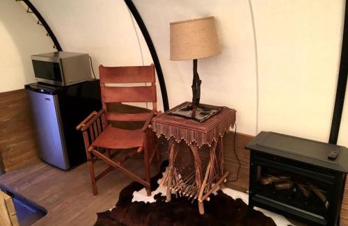 Alton Otro | Well-Equipped Conestoga Wagon Rental for a Family Vacation in Alton, Utah