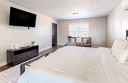 La Follette Apartamento | Well-equipped downtown studio with firepit, fast WiFi, streaming, BBQ, kitchen