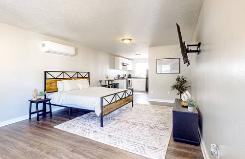 La Follette Apartamento | Well-equipped downtown studio with firepit, fast WiFi, streaming, BBQ, kitchen