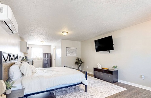 La Follette Apartamento | Well-equipped downtown studio with firepit, fast WiFi, streaming, BBQ, kitchen
