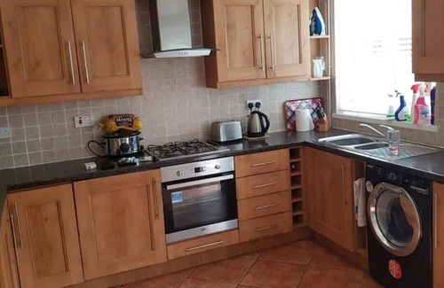 Wrexham Casa | well Equipped house/parking, nr station