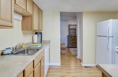 Hickory Condominio | Well-Equipped Lake Hickory Condo: Community Dock!