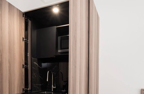 Latin Quarter Apartamento | Well-equipped room in Quartier des Spectacles