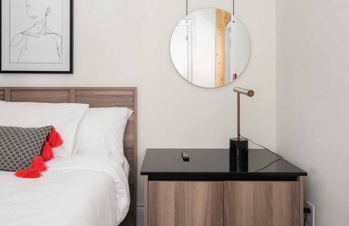 Latin Quarter Apartamento | Well-equipped room in Quartier des Spectacles