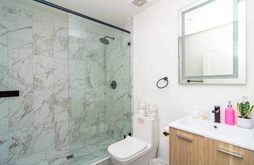 East Little Havana Apartamento | Well Located 1BR with King Bed, Laundry and Parking Option Near Brickell and Marlins Park
