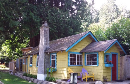 Roberts Creek Cabaña | Well Located Country Cottage with Japanse Hot Tub