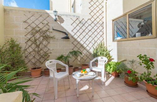 Kalkara Casa | Well Located Townhouse & Courtyard Kalka - Happy Rentals