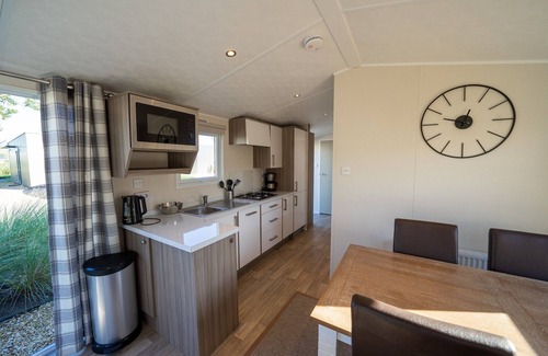 Municipality of Hellevoetsluis Chalet De Esquí | Chalet bien cuidado con terraza
