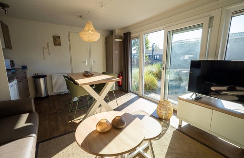 Municipality of Hellevoetsluis Chalet De Esquí | Chalet bien cuidado con terraza
